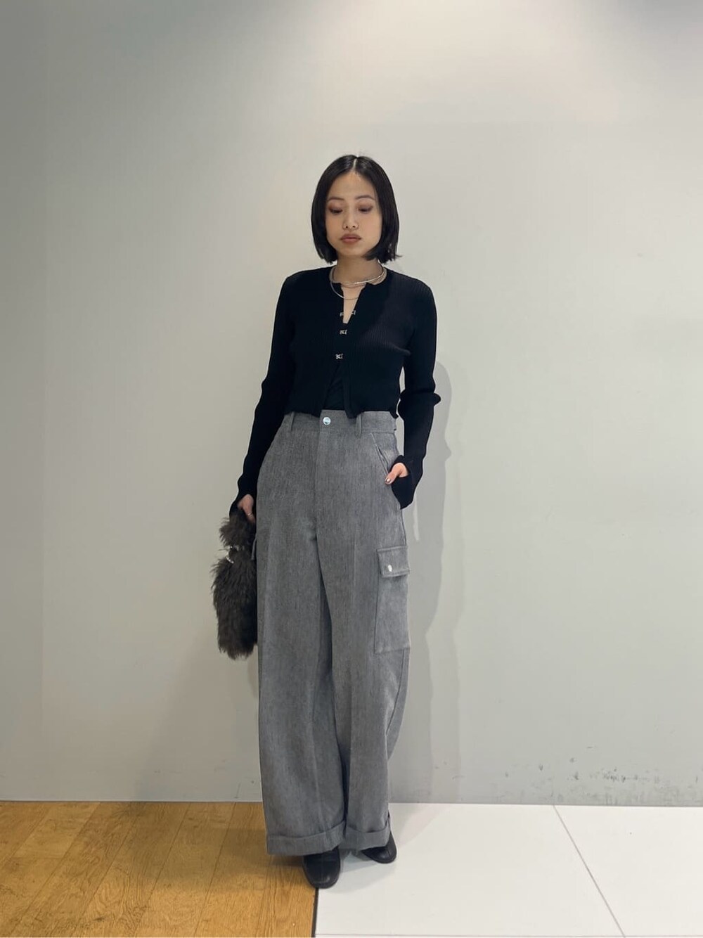 ブラック系のカーディガン/ボレロ、グレー系のその他パンツ、グレー系のハンドバッグを着用したレディースの秋コーディネートの9枚目の写真