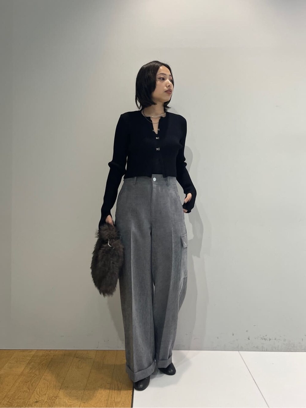 ブラック系のカーディガン/ボレロ、グレー系のその他パンツ、グレー系のハンドバッグを着用したレディースの秋コーディネートの2枚目の写真