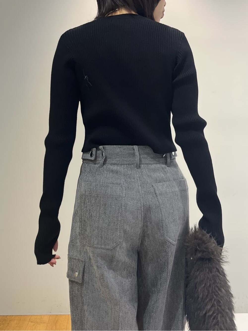 ブラック系のカーディガン/ボレロ、グレー系のその他パンツ、グレー系のハンドバッグを着用したレディースの秋コーディネートの7枚目の写真