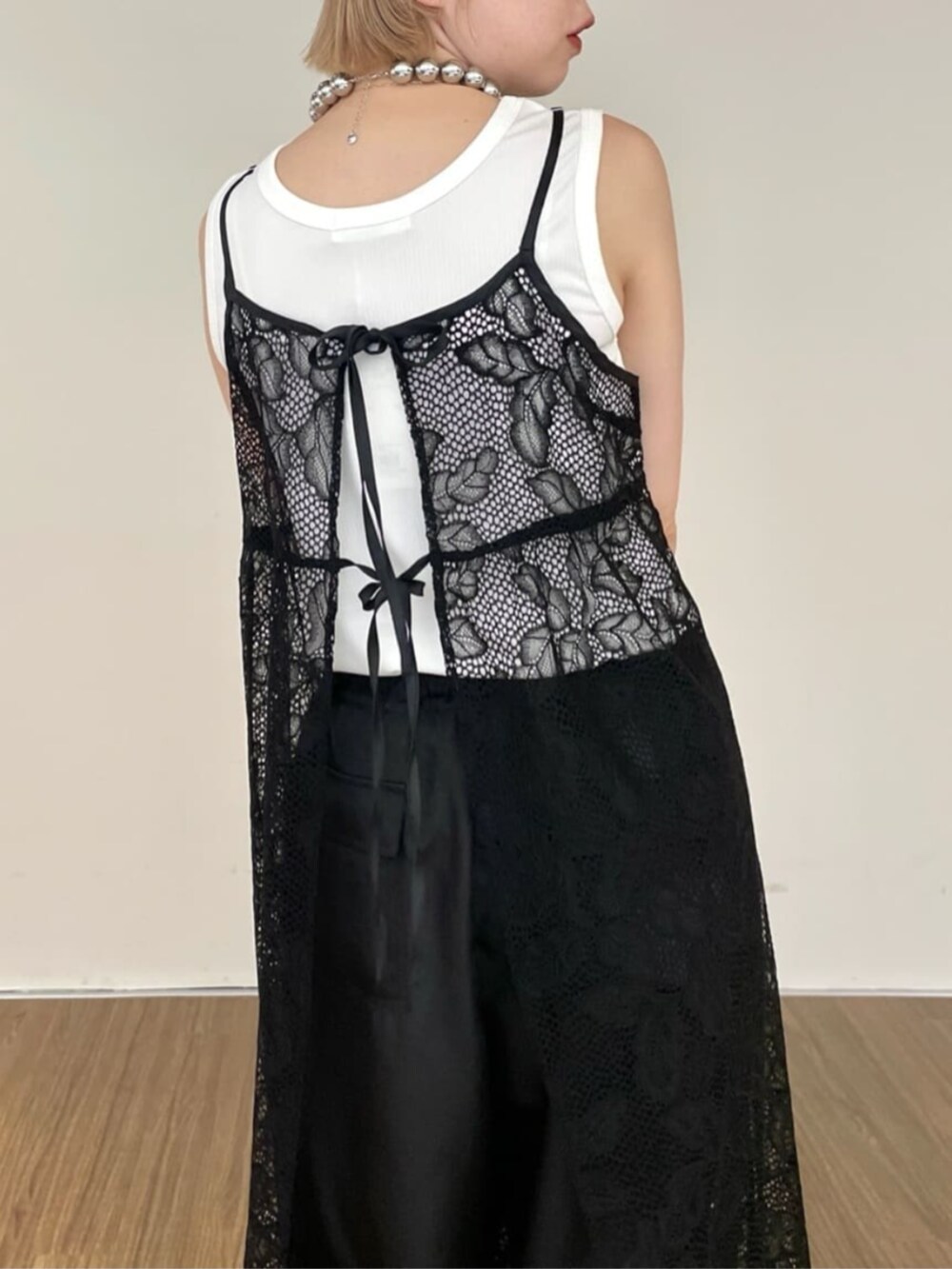 ホワイト系のタンクトップ、ブラック系のワンピース、ブラック系のその他パンツを着用したレディースの夏コーディネートの5枚目の写真