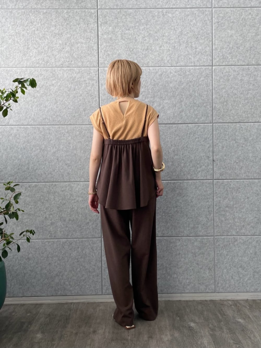 ブラウン系のその他パンツ、ブラウン系のTシャツ/カットソー、ブラウン系のタンクトップを着用したレディースの夏コーディネートの3枚目の写真