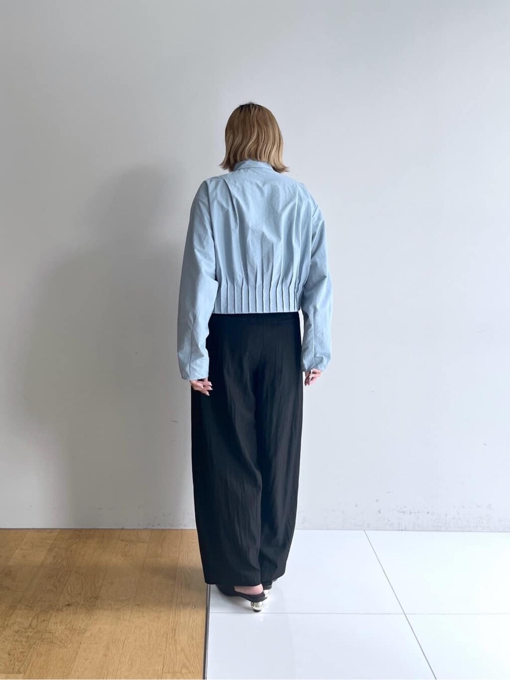 ブルー系のシャツ/ブラウス、ブラック系のその他パンツ、ブラック系のサンダルを着用したレディースの春コーディネートの3枚目の写真