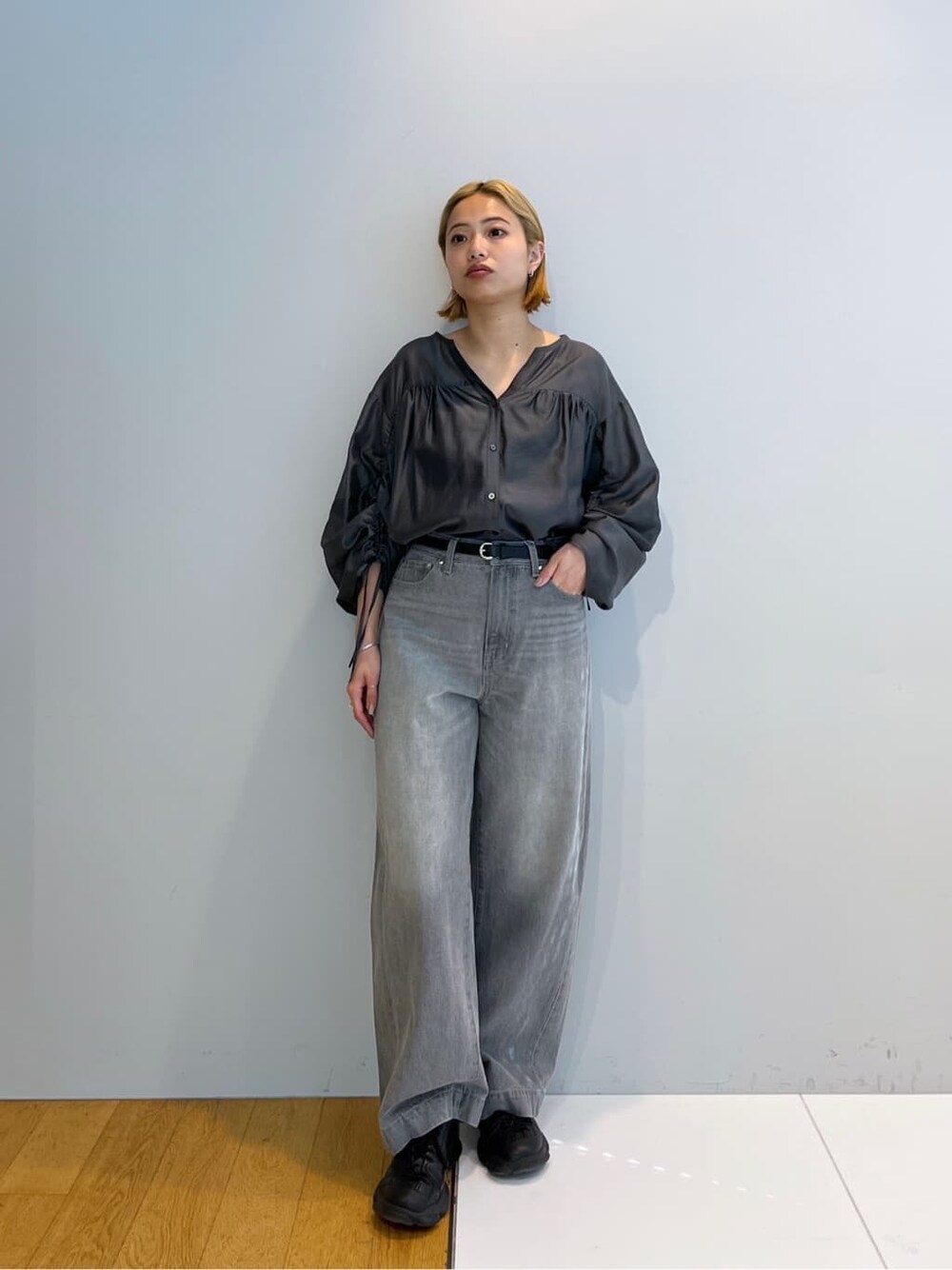 グレー系のシャツ/ブラウス、グレー系のデニムパンツを着用したレディースの冬コーディネートの2枚目の写真