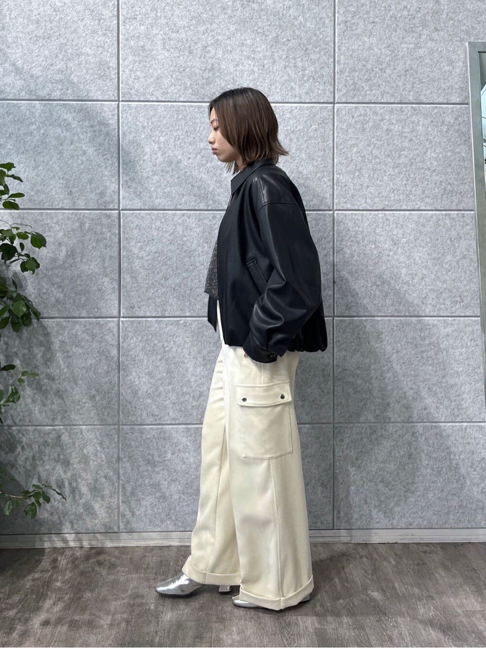 ブラック系のブルゾン、ブラック系のニット/セーター、ホワイト系のその他パンツを着用したレディースの秋コーディネートの3枚目の写真