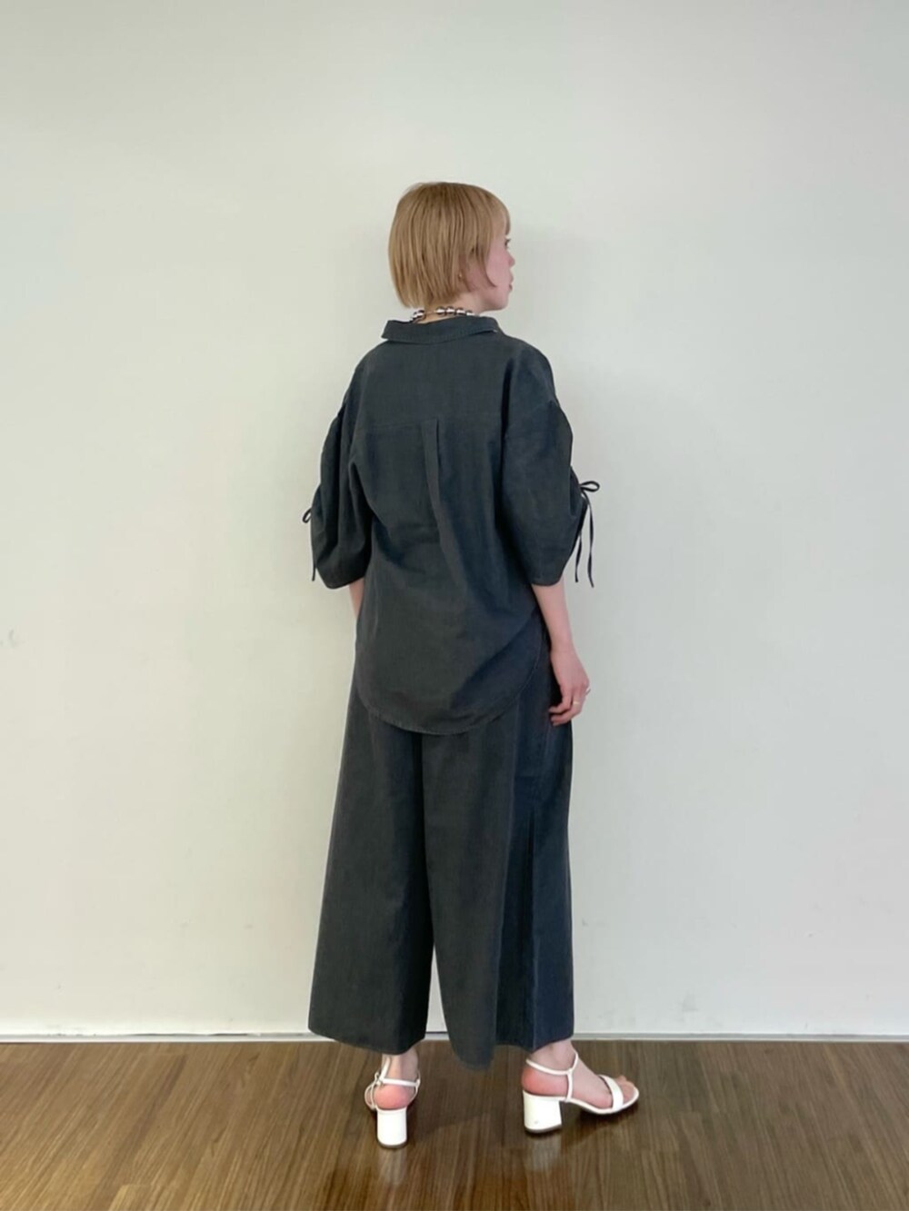 グレー系のその他パンツ、グレー系のシャツ/ブラウス、シルバー系のネックレスを着用したレディースの春コーディネートの4枚目の写真