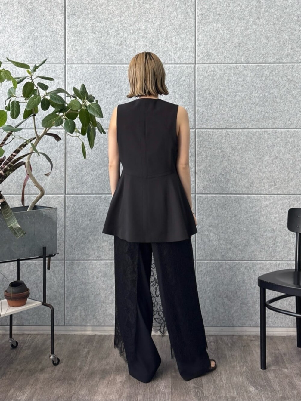 ブラック系のその他パンツ、ブラック系のスカート、ブラック系のベストを着用したレディースの夏コーディネートの4枚目の写真