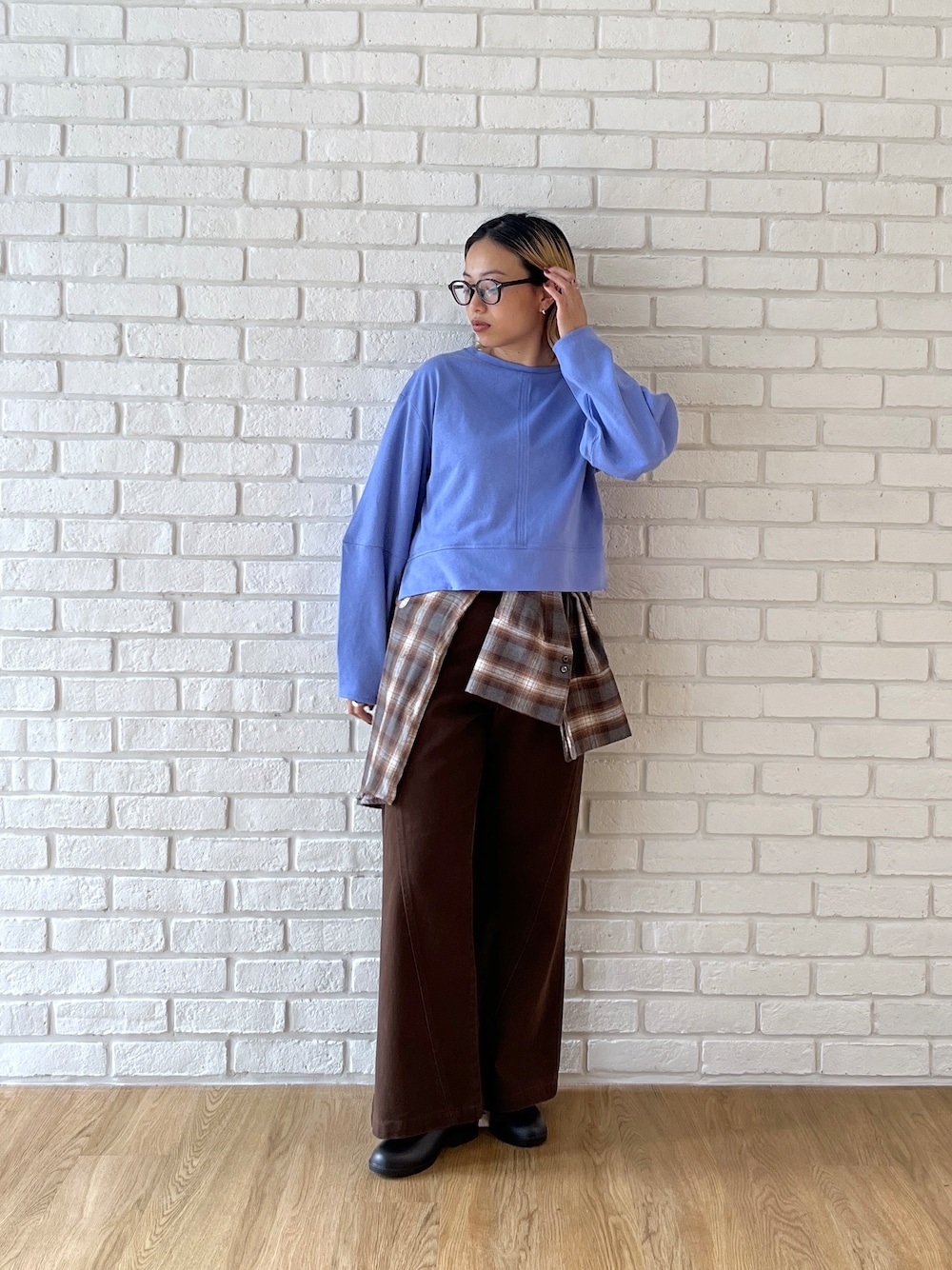 ブルー系のTシャツ/カットソー、ブラウン系のシャツ/ブラウスを着用したレディースの秋コーディネートの2枚目の写真