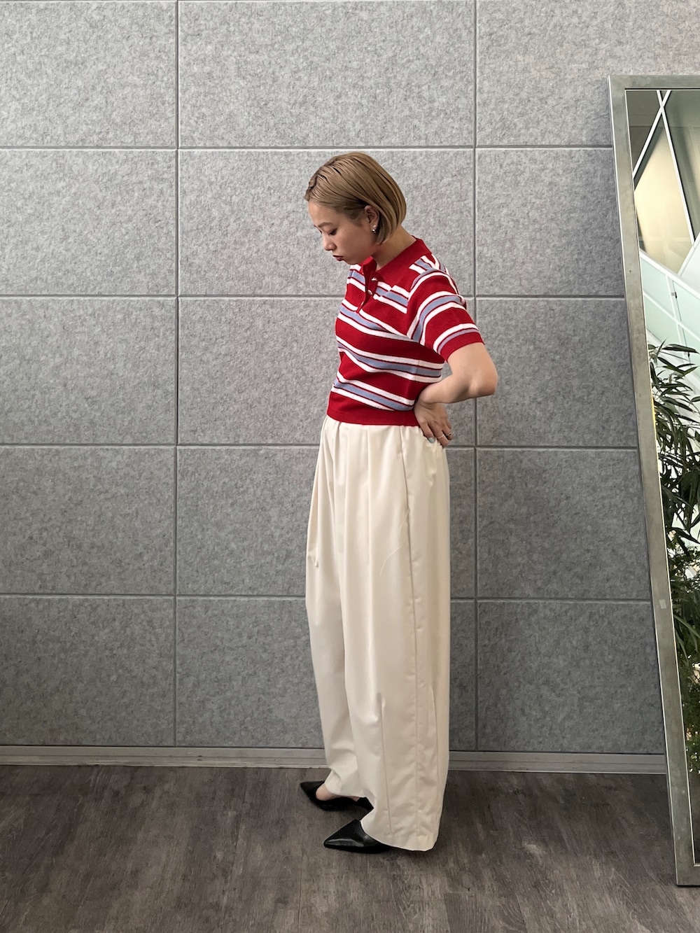 ホワイト系のその他パンツ、レッド系のニット/セーターを着用したレディースの春コーディネートの3枚目の写真