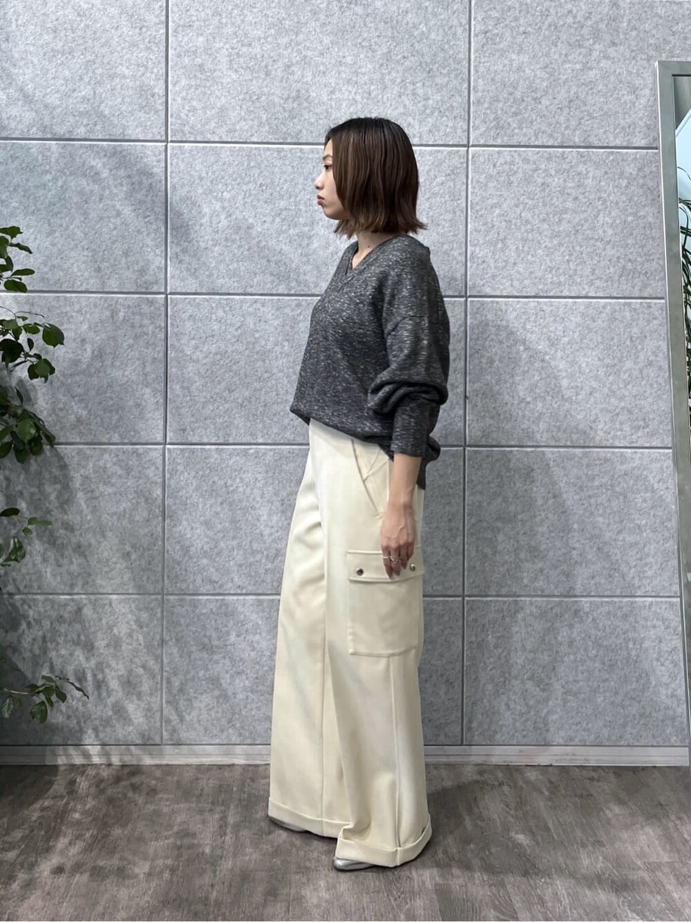 ブラック系のニット/セーター、ホワイト系のその他パンツ、ブラック系のブルゾンを着用したレディースの秋コーディネートの2枚目の写真