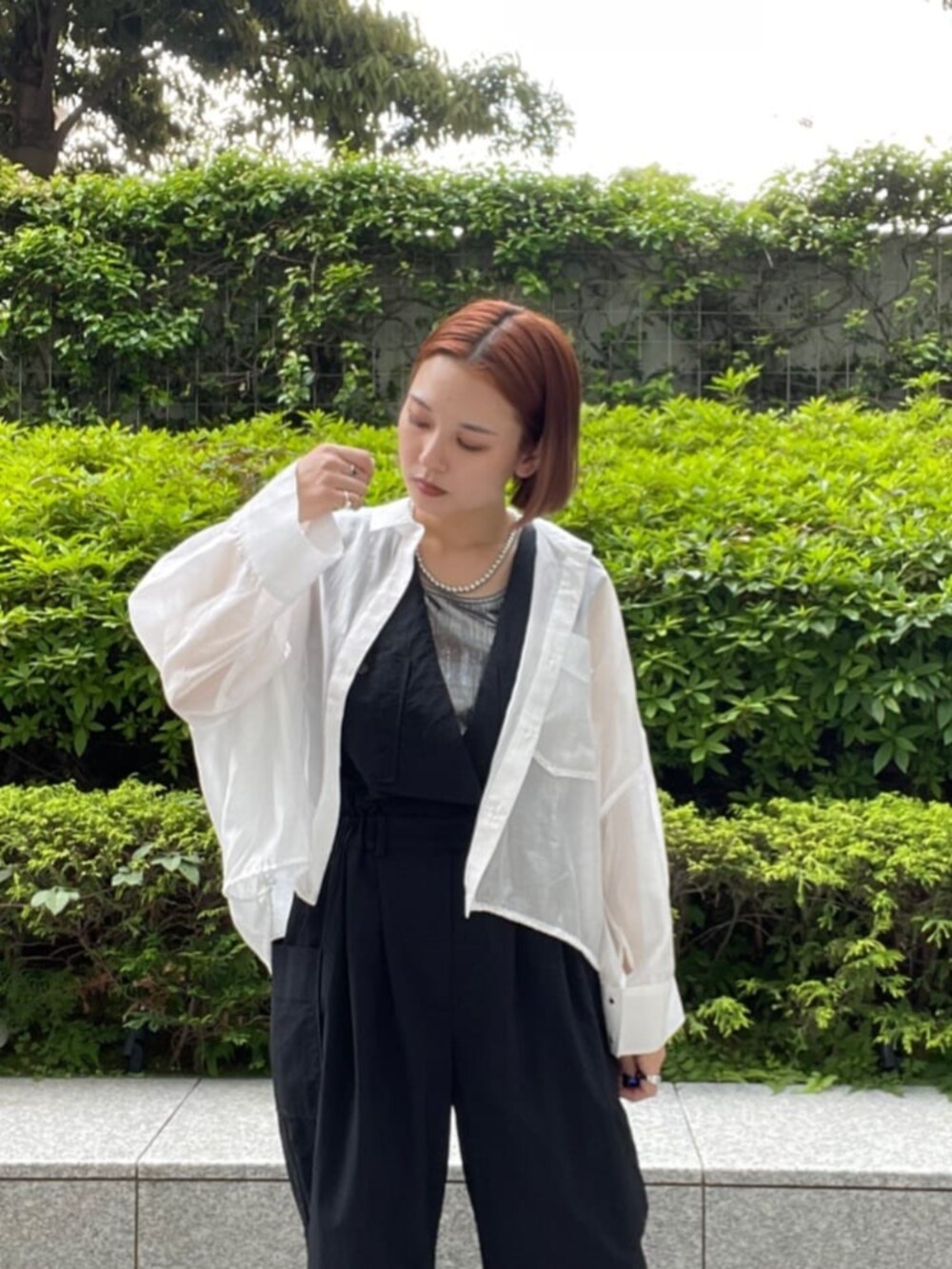 ホワイト系のシャツ/ブラウス、ブラック系のサロペット/オーバーオールを着用したレディースの夏コーディネートの4枚目の写真