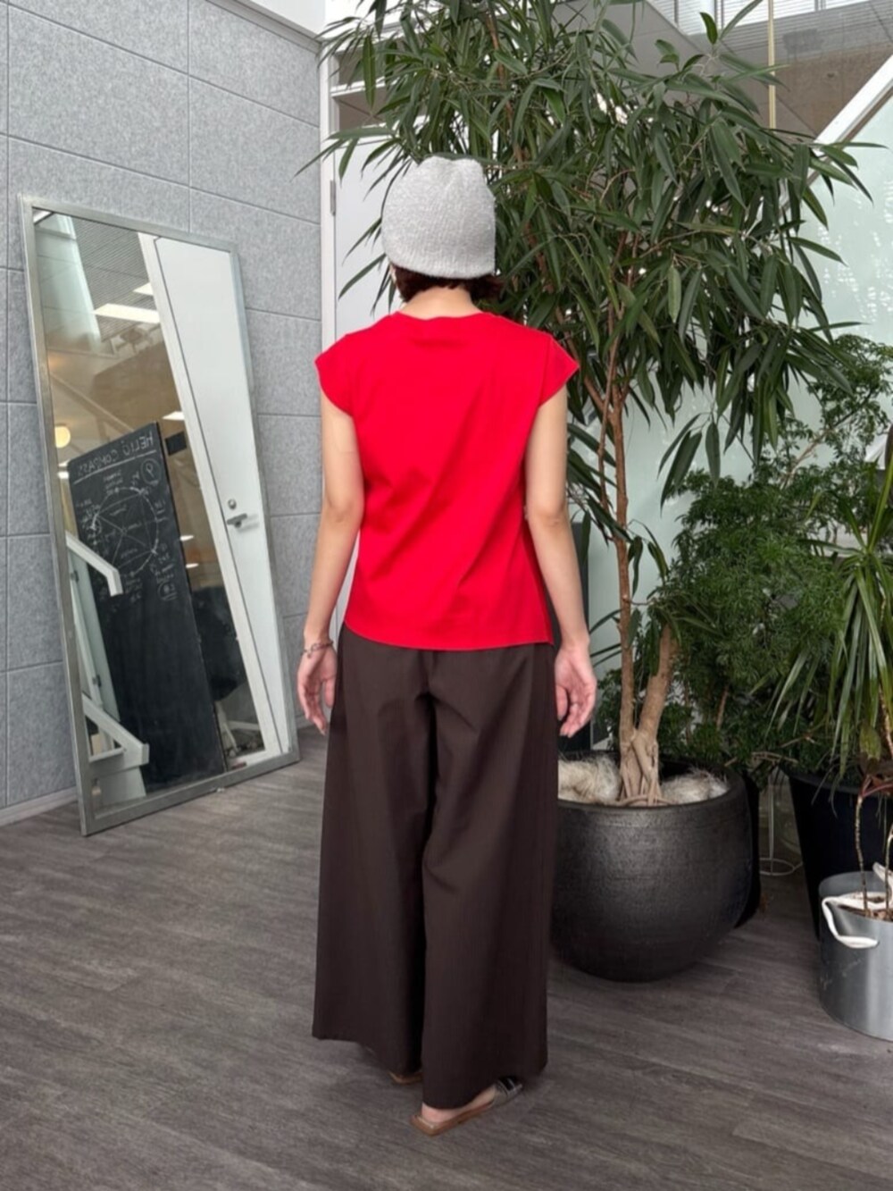 レッド系のTシャツ/カットソー、ブラウン系のその他パンツを着用したレディースの夏コーディネートの3枚目の写真