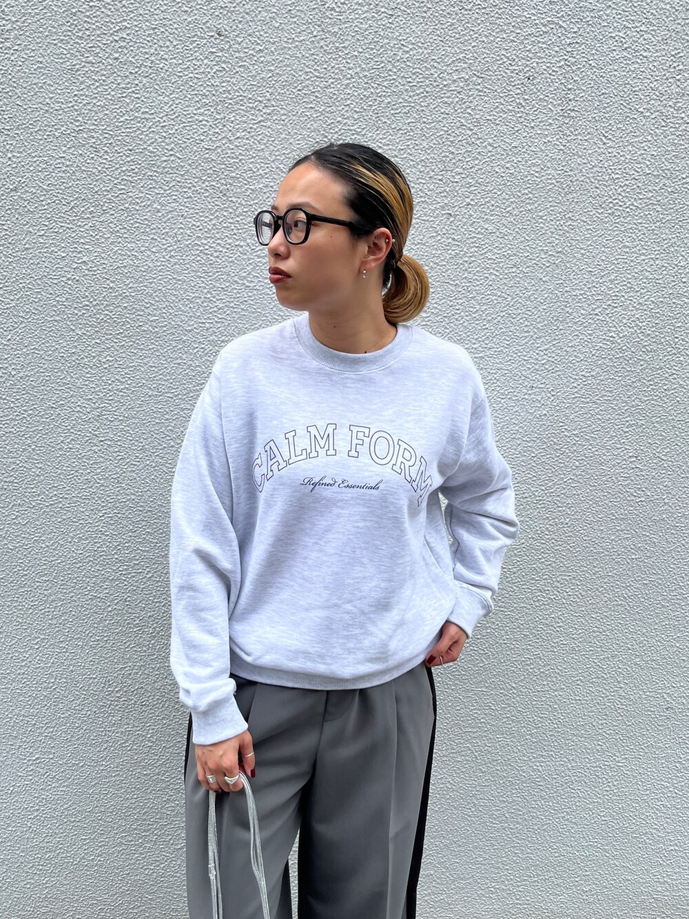 グレー系のその他パンツ、シルバー系のハンドバッグを着用したレディースの秋コーディネートの4枚目の写真