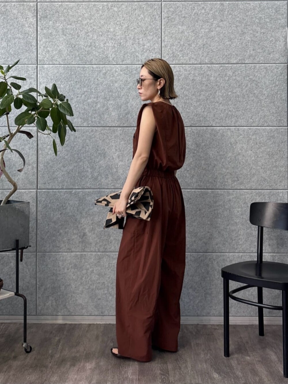 ブラウン系のサロペット/オーバーオール、ベージュ系のトートバッグを着用したレディースの夏コーディネートの3枚目の写真