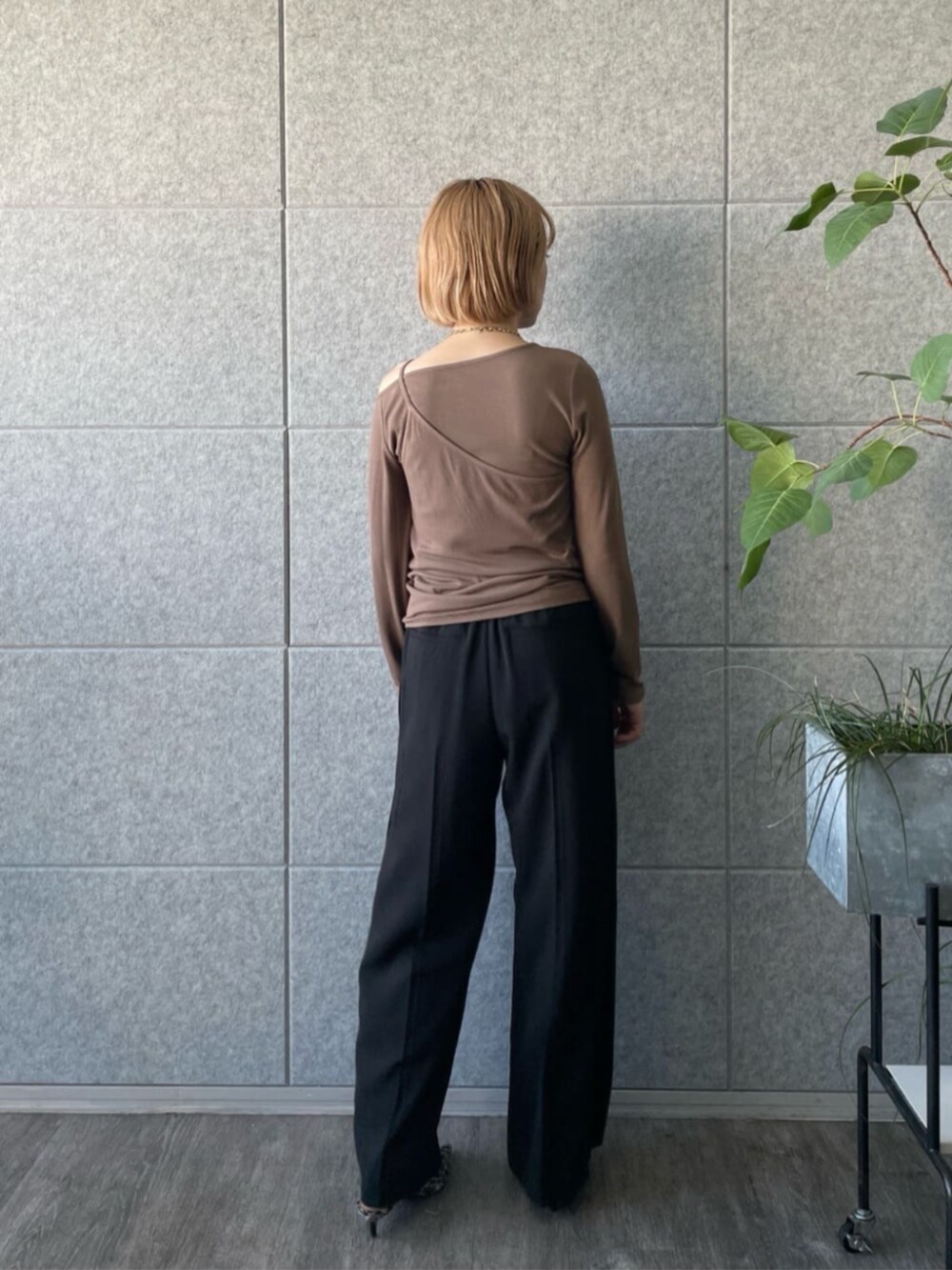ブラック系のその他パンツ、ブラウン系のTシャツ/カットソーを着用したレディースの春コーディネートの3枚目の写真