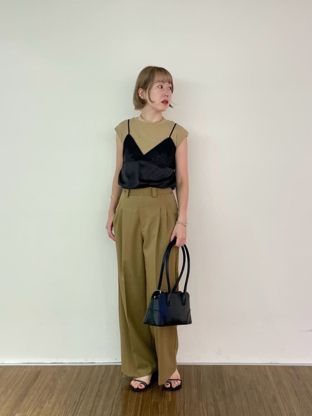 イエロー系のその他パンツ、ブラック系のTシャツ/カットソーを着用したレディースの夏コーディネートの4枚目の写真