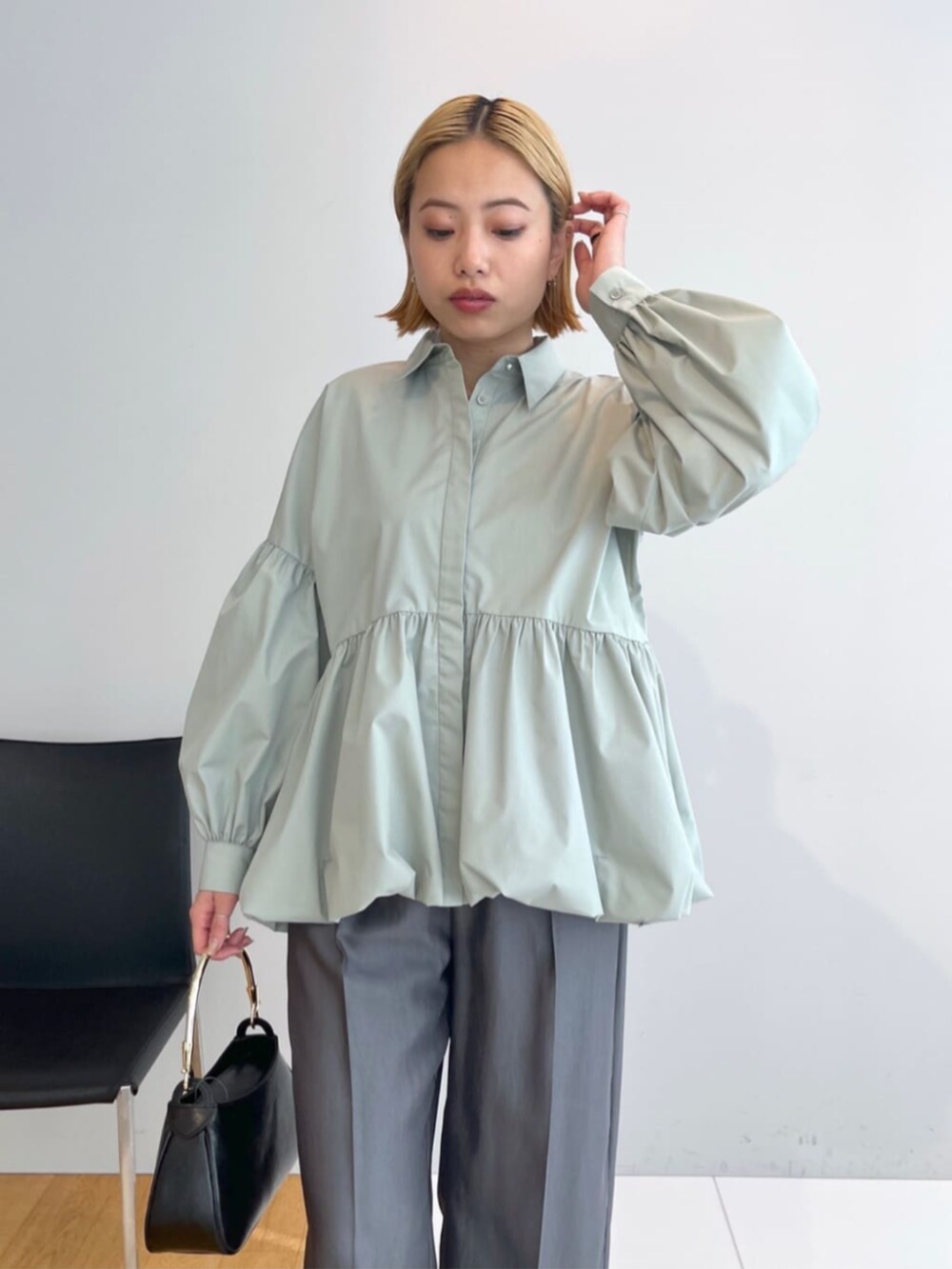 グレー系のその他パンツ、ブラック系のベスト、グリーン系のシャツ/ブラウスを着用したレディースの冬コーディネートの4枚目の写真