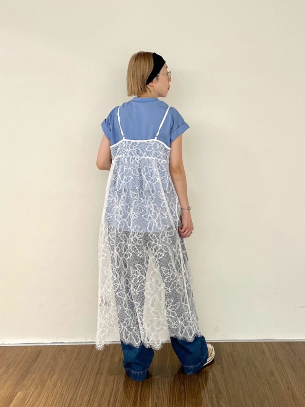 ブルー系のデニムパンツ、ホワイト系のワンピース、ブルー系のシャツ/ブラウスを着用したレディースの夏コーディネートの3枚目の写真