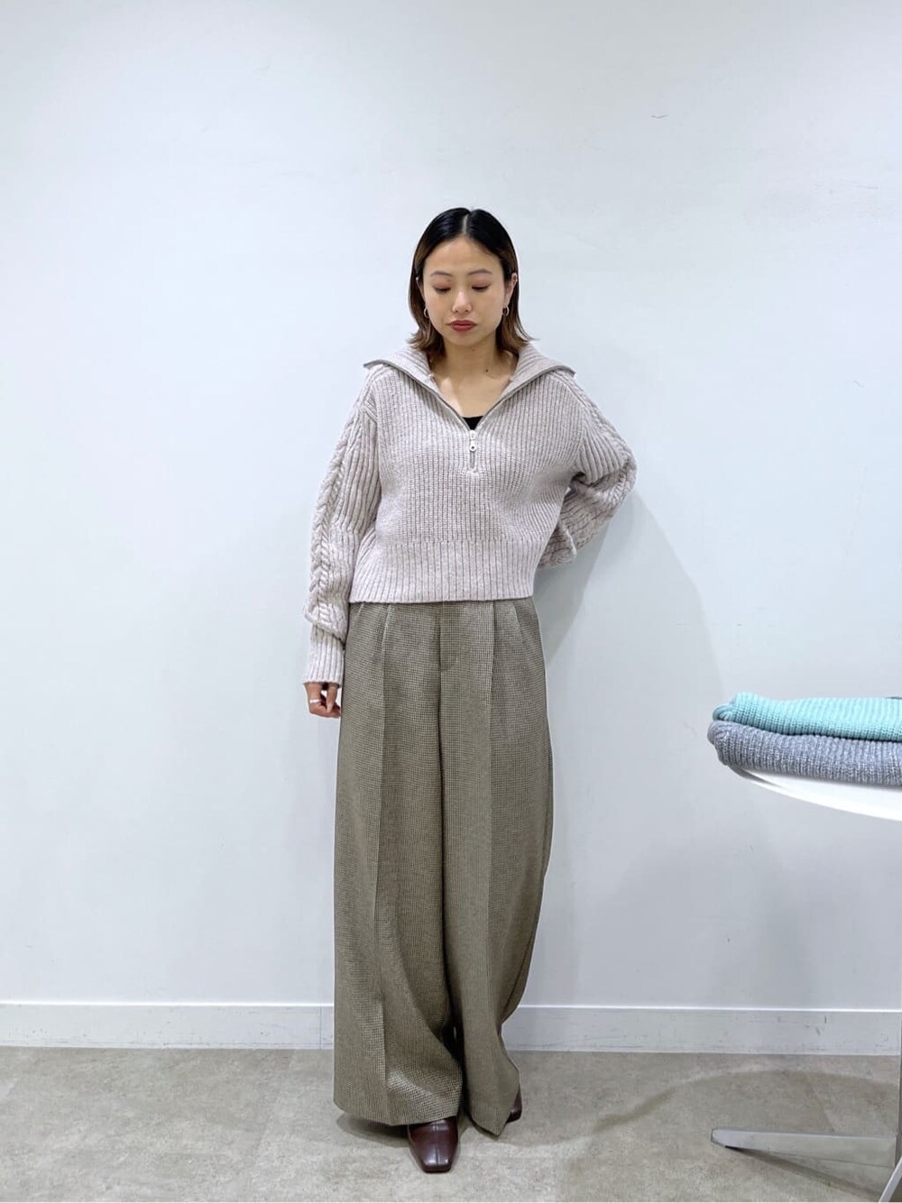 ベージュ系のニット/セーター、ベージュ系のその他パンツを着用したレディースの冬コーディネートの7枚目の写真