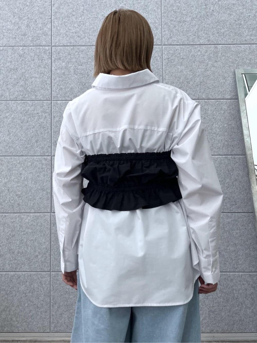 ブラック系のシャツ/ブラウス、ホワイト系のシャツ/ブラウス、ブルー系のデニムパンツを着用したレディースの春コーディネートの8枚目の写真