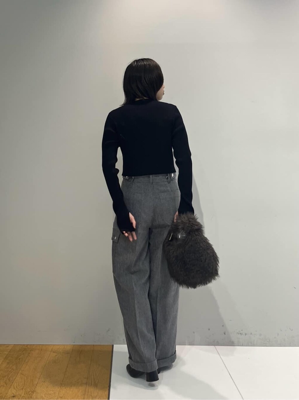 ブラック系のカーディガン/ボレロ、グレー系のその他パンツ、グレー系のハンドバッグを着用したレディースの秋コーディネートの4枚目の写真