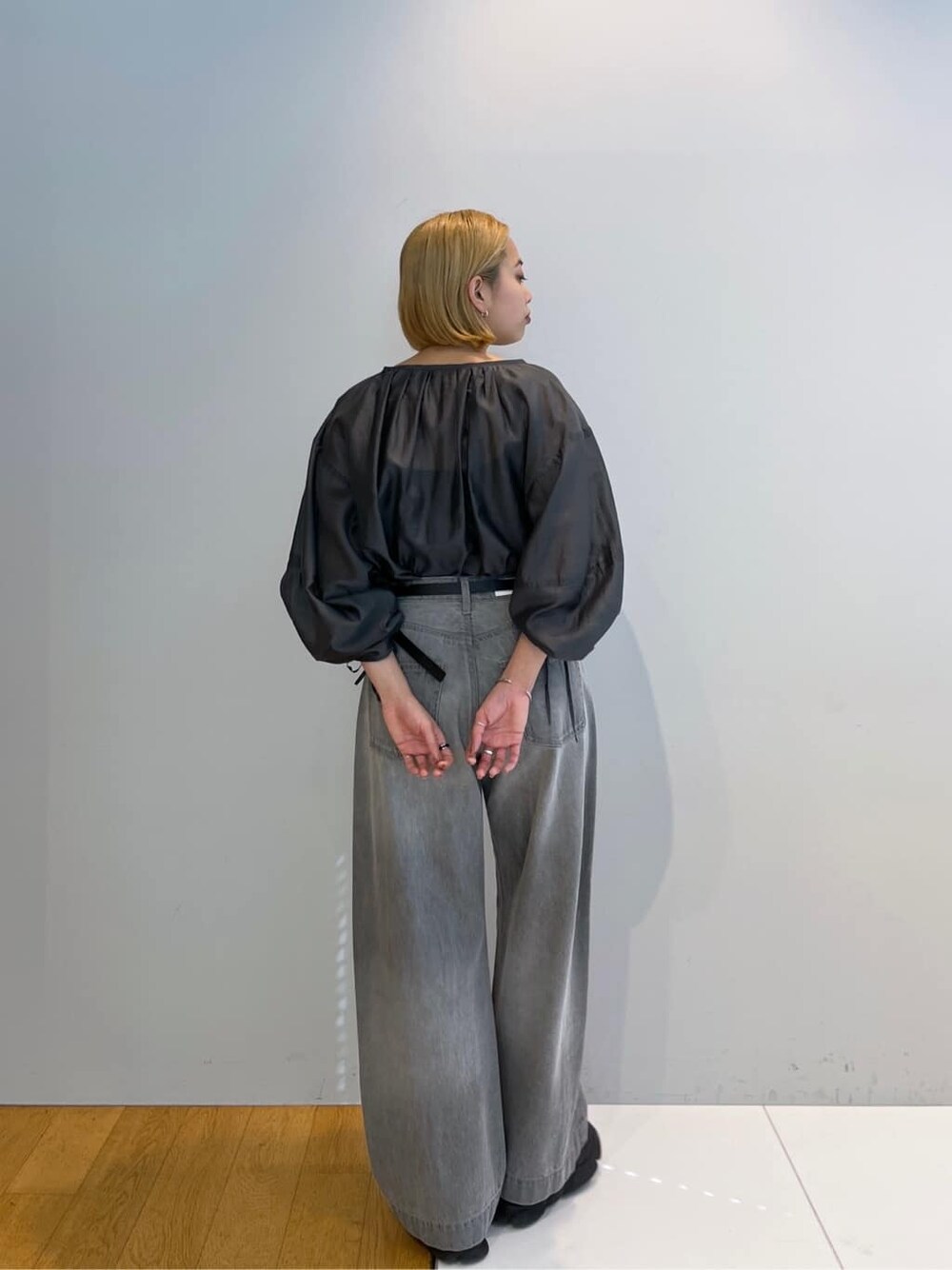 グレー系のシャツ/ブラウス、グレー系のデニムパンツを着用したレディースの冬コーディネートの4枚目の写真