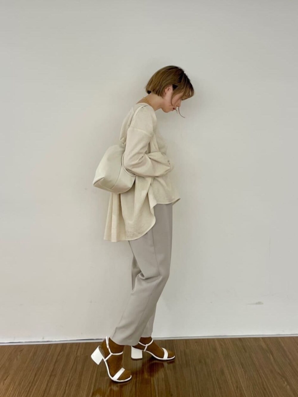 ホワイト系のシャツ/ブラウス、ベージュ系のその他パンツ、ゴールド系のネックレスを着用したレディースの秋コーディネートの4枚目の写真