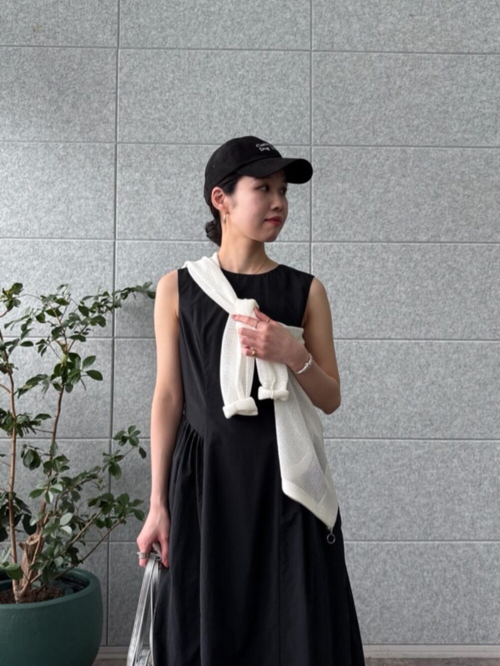 ブラック系のワンピース、ホワイト系のカーディガン/ボレロを着用したレディースの夏コーディネートの5枚目の写真