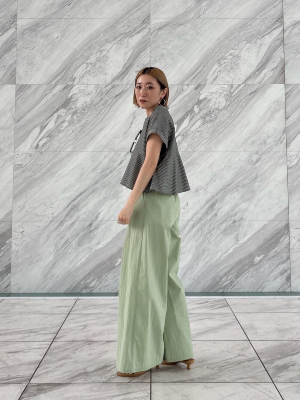 ブラック系のシャツ/ブラウス、グリーン系のその他パンツを着用したレディースの夏コーディネートの2枚目の写真