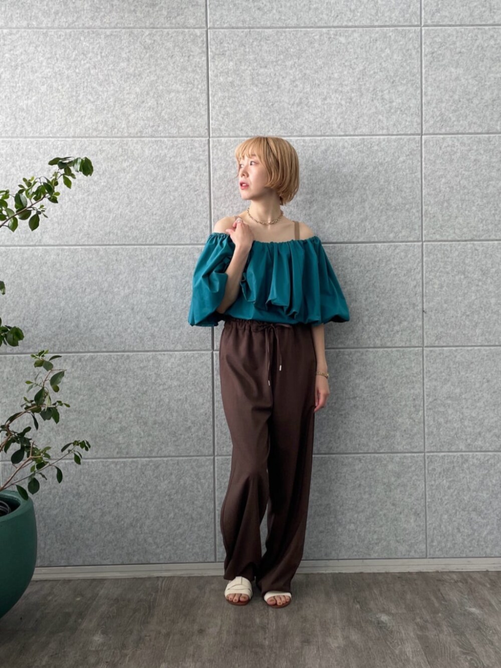ブラウン系のその他パンツ、グリーン系のシャツ/ブラウスを着用したレディースの夏コーディネートの4枚目の写真