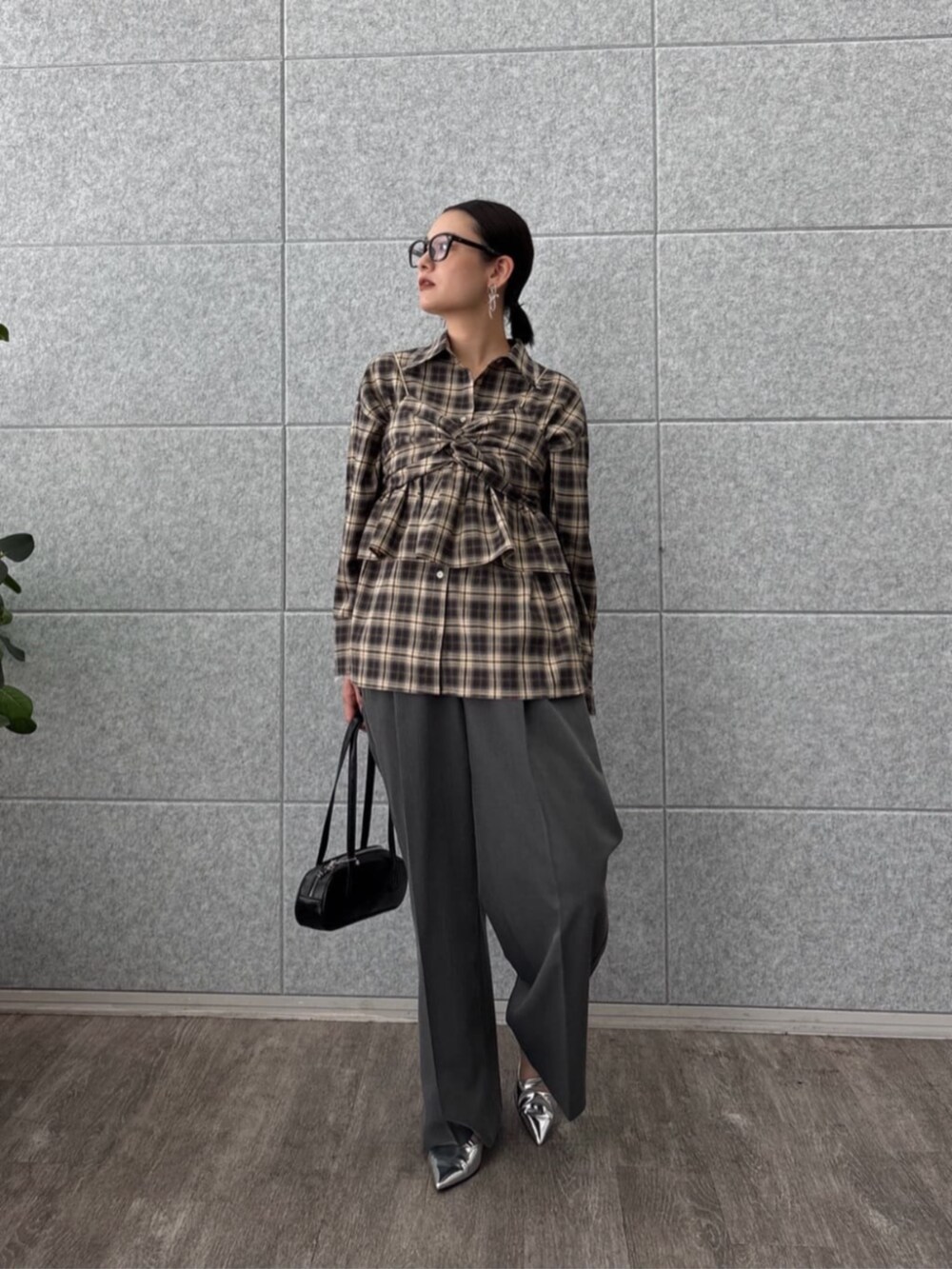 ベージュ系のタンクトップ、ベージュ系のシャツ/ブラウス、グレー系のその他パンツを着用したレディースの夏コーディネートの3枚目の写真