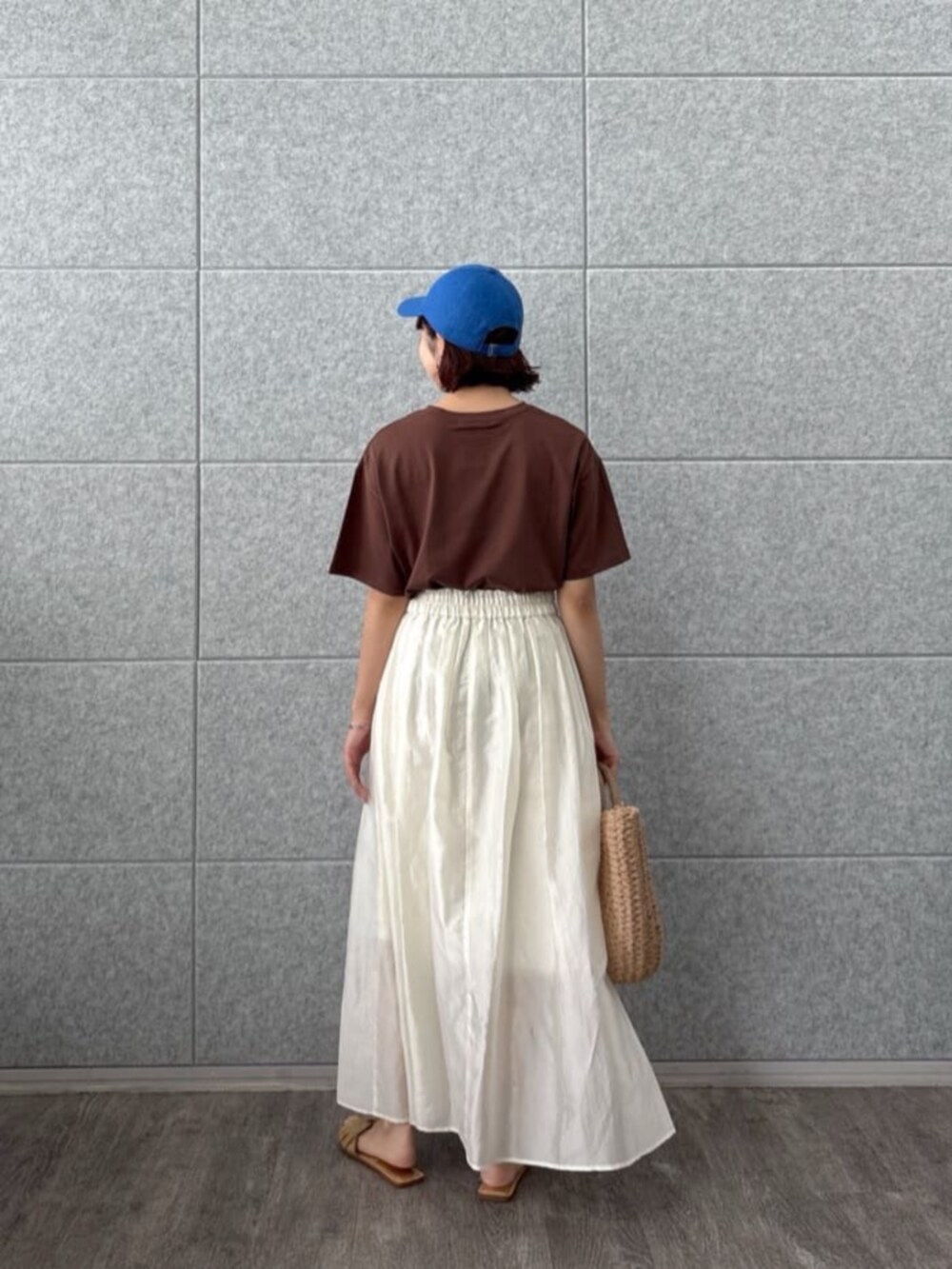 ブラウン系のTシャツ/カットソー、ホワイト系のスカートを着用したレディースの夏コーディネートの3枚目の写真
