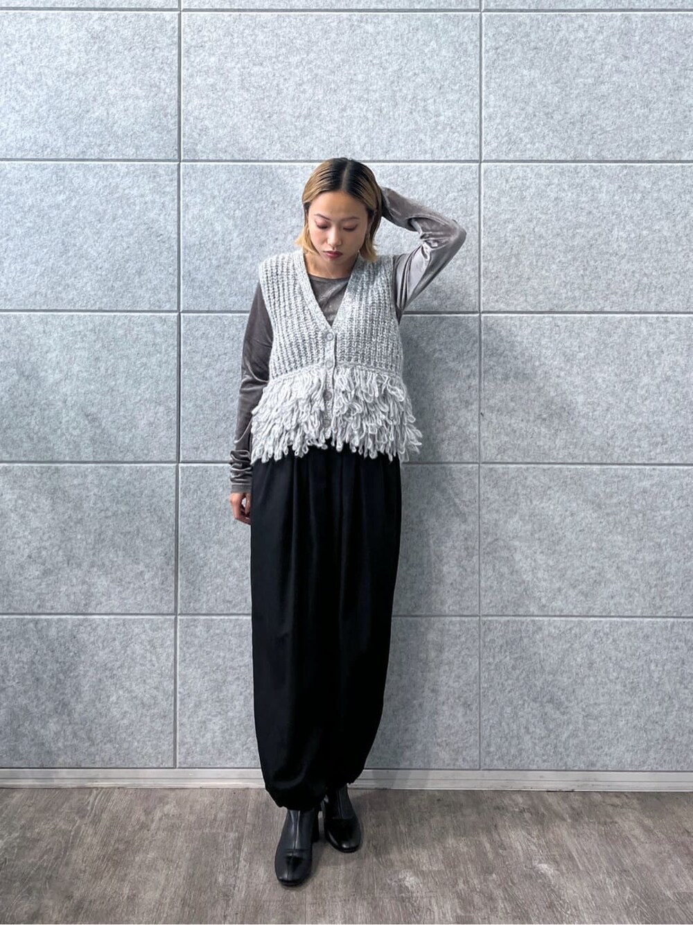 グレー系のTシャツ/カットソー、ブラック系のその他パンツを着用したレディースの秋コーディネートの9枚目の写真