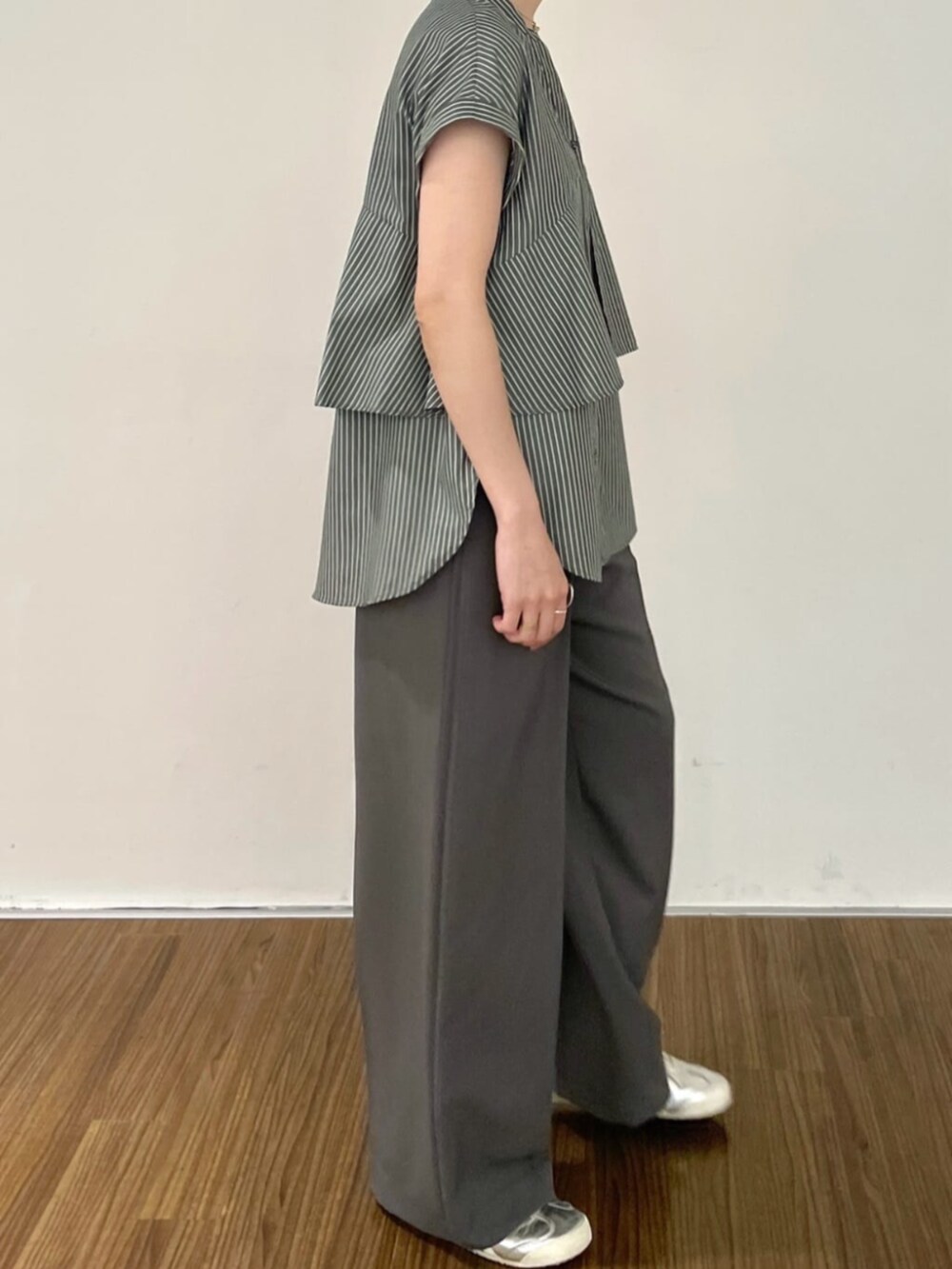 グレー系のその他パンツ、ブラック系のシャツ/ブラウスを着用したレディースの夏コーディネートの5枚目の写真