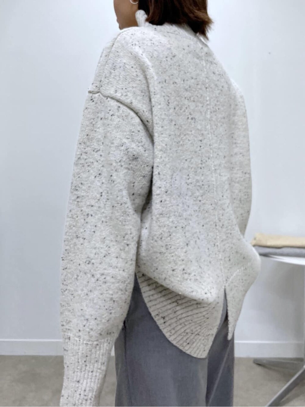 ホワイト系のニット/セーター、グレー系のその他パンツを着用したレディースの冬コーディネートの6枚目の写真