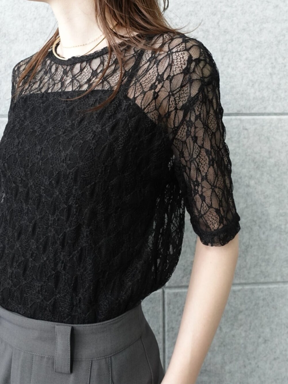 グレー系のその他パンツ、ブラック系のTシャツ/カットソーを着用したレディースの夏コーディネートの5枚目の写真