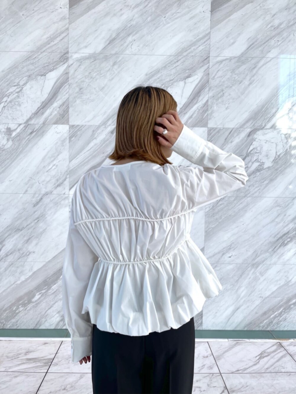 ホワイト系のシャツ/ブラウス、ブラック系のその他パンツを着用したレディースの冬コーディネートの3枚目の写真