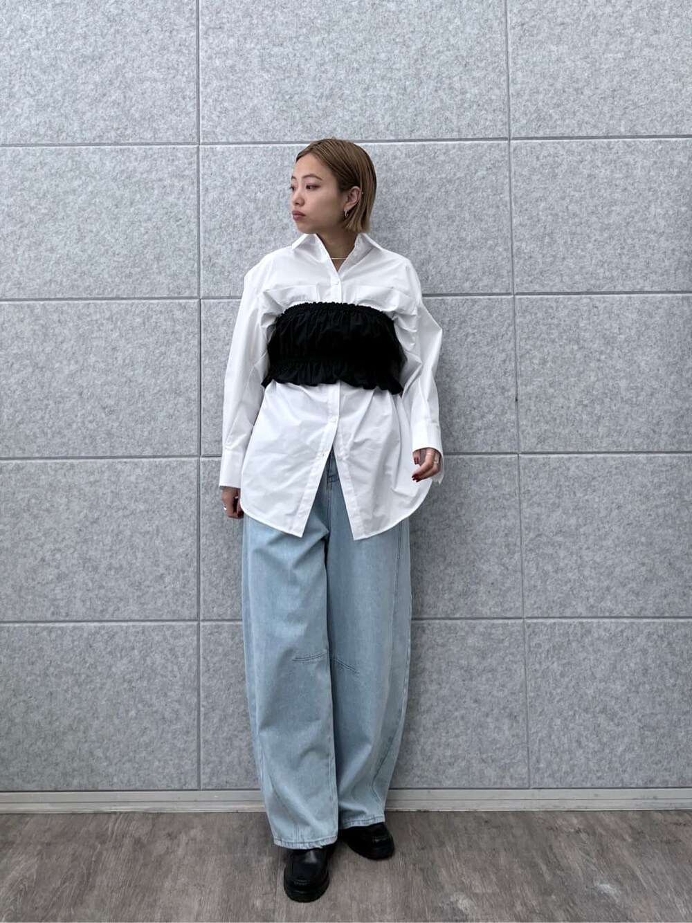 ブラック系のシャツ/ブラウス、ホワイト系のシャツ/ブラウス、ブルー系のデニムパンツを着用したレディースの春コーディネートの10枚目の写真