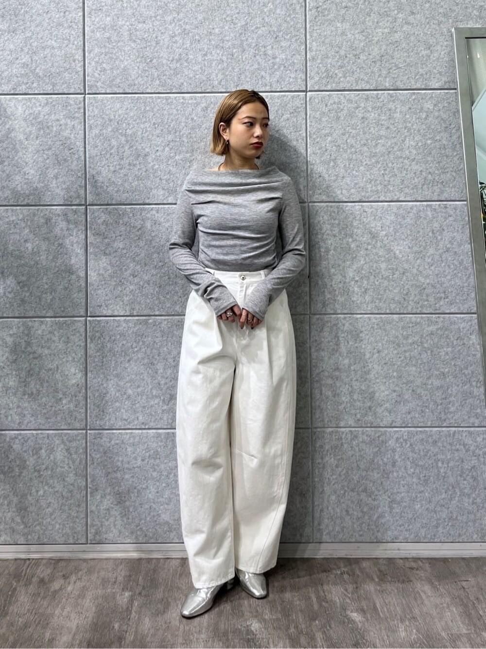 グレー系のTシャツ/カットソー、ホワイト系のデニムパンツを着用したレディースの冬コーディネートの10枚目の写真