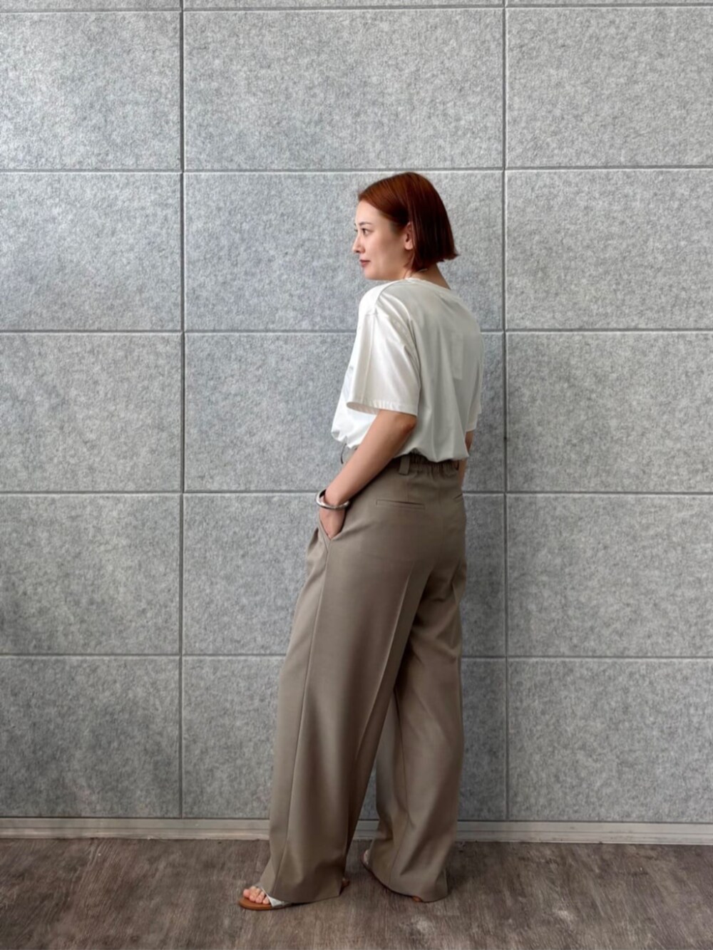 ホワイト系のTシャツ/カットソー、ベージュ系のその他パンツを着用したレディースの夏コーディネートの3枚目の写真