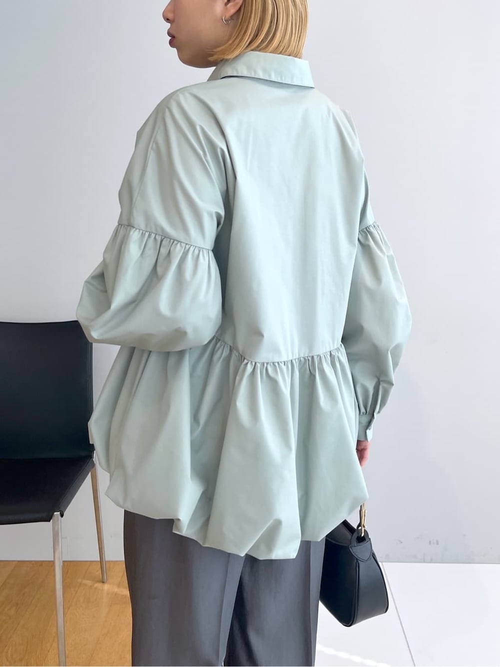 ブラック系のベスト、グリーン系のシャツ/ブラウス、グレー系のその他パンツを着用したレディースの冬コーディネートの8枚目の写真