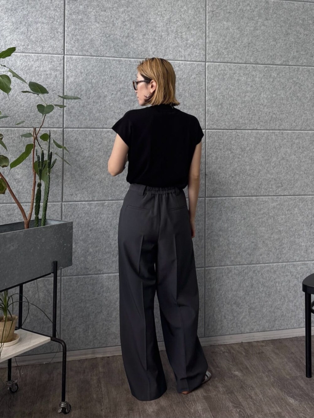 グレー系のその他パンツ、ブラック系のニット/セーターを着用したレディースの夏コーディネートの3枚目の写真
