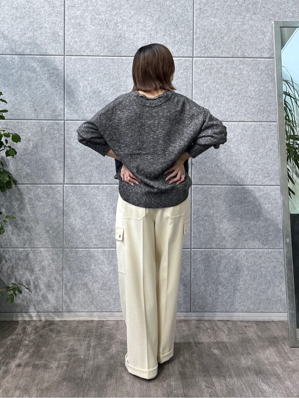 ブラック系のニット/セーター、ホワイト系のその他パンツ、ブラック系のブルゾンを着用したレディースの秋コーディネートの4枚目の写真