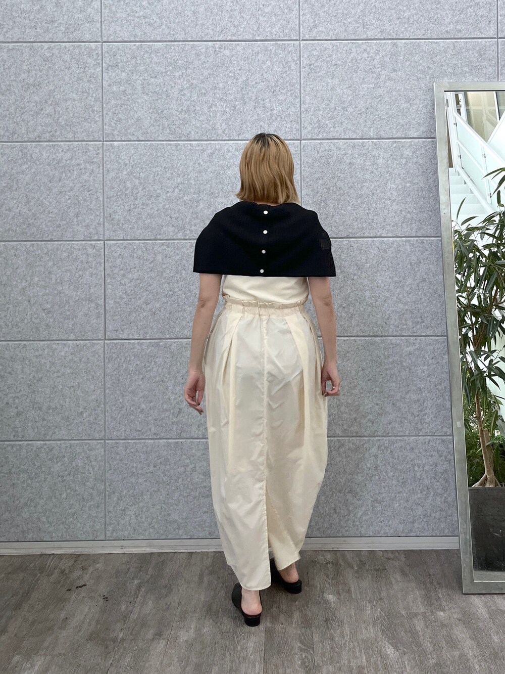 ホワイト系のワンピース、ブラック系のカーディガン/ボレロ、ブラック系のサンダルを着用したレディースの夏コーディネートの3枚目の写真