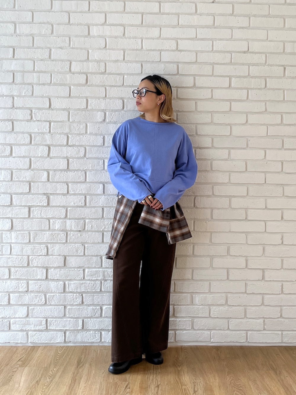 ブルー系のTシャツ/カットソー、ブラウン系のシャツ/ブラウスを着用したレディースの秋コーディネートの9枚目の写真