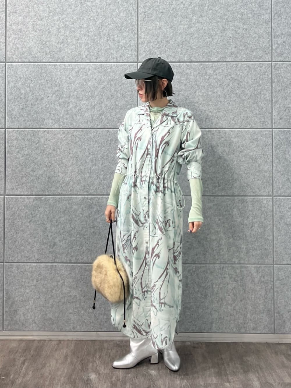 グレー系のタンクトップ、グリーン系のTシャツ/カットソー、グリーン系のワンピースを着用したレディースの冬コーディネートの4枚目の写真