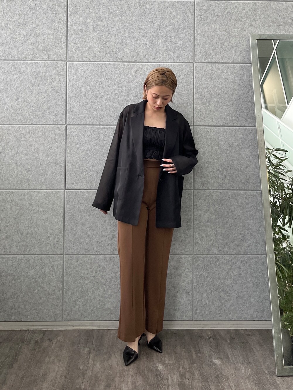 ブラウン系のその他パンツ、ブラック系のシャツ/ブラウス、ブラック系のテーラードジャケットを着用したレディースの春コーディネートの9枚目の写真