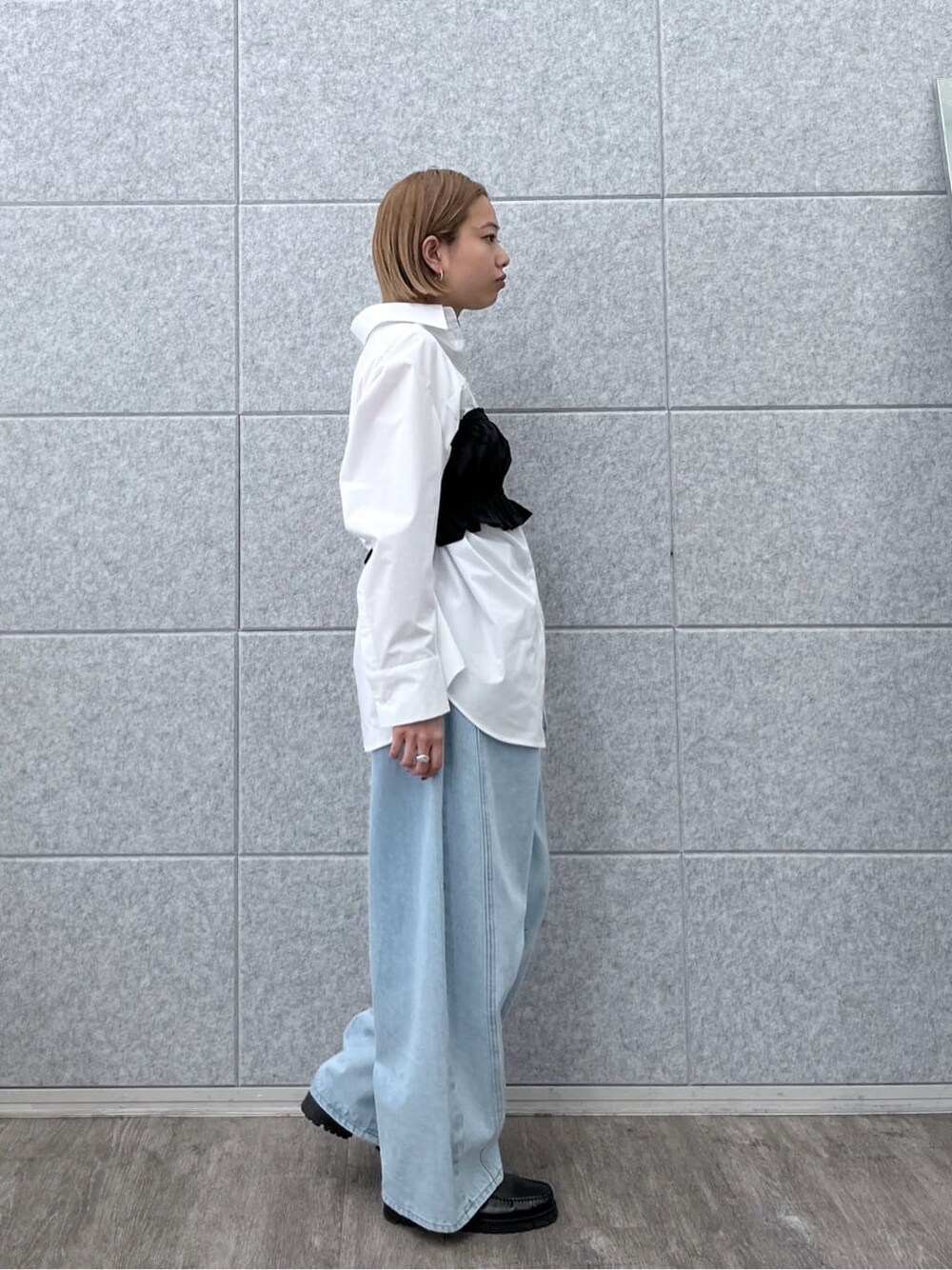ブラック系のシャツ/ブラウス、ホワイト系のシャツ/ブラウス、ブルー系のデニムパンツを着用したレディースの春コーディネートの5枚目の写真