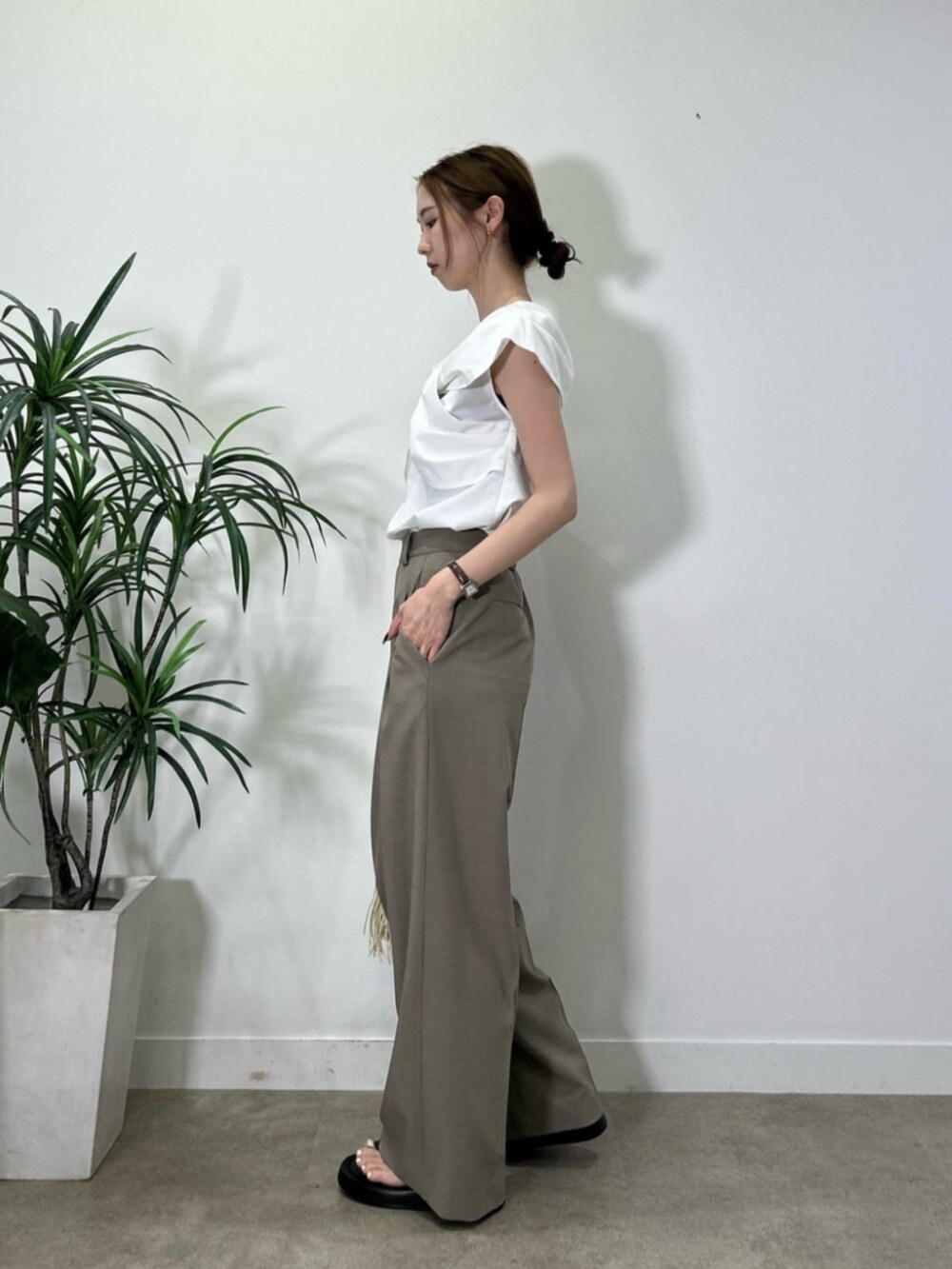 ベージュ系のその他パンツ、ホワイト系のシャツ/ブラウスを着用したレディースの夏コーディネートの4枚目の写真
