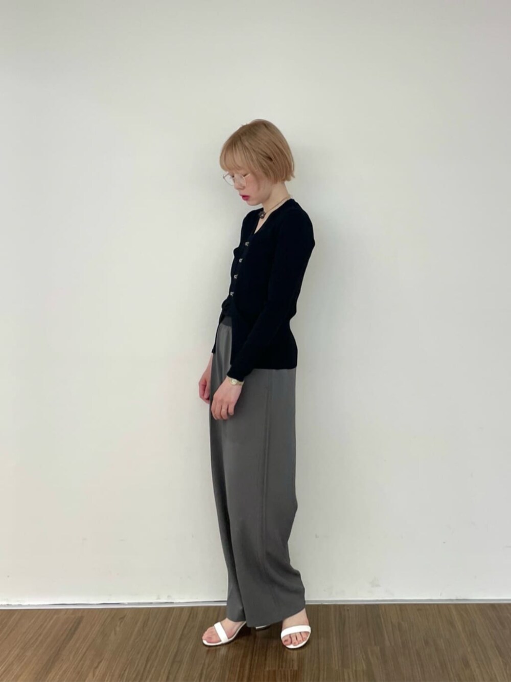 グレー系のその他パンツ、ブラック系のカーディガン/ボレロを着用したレディースの春コーディネートの2枚目の写真