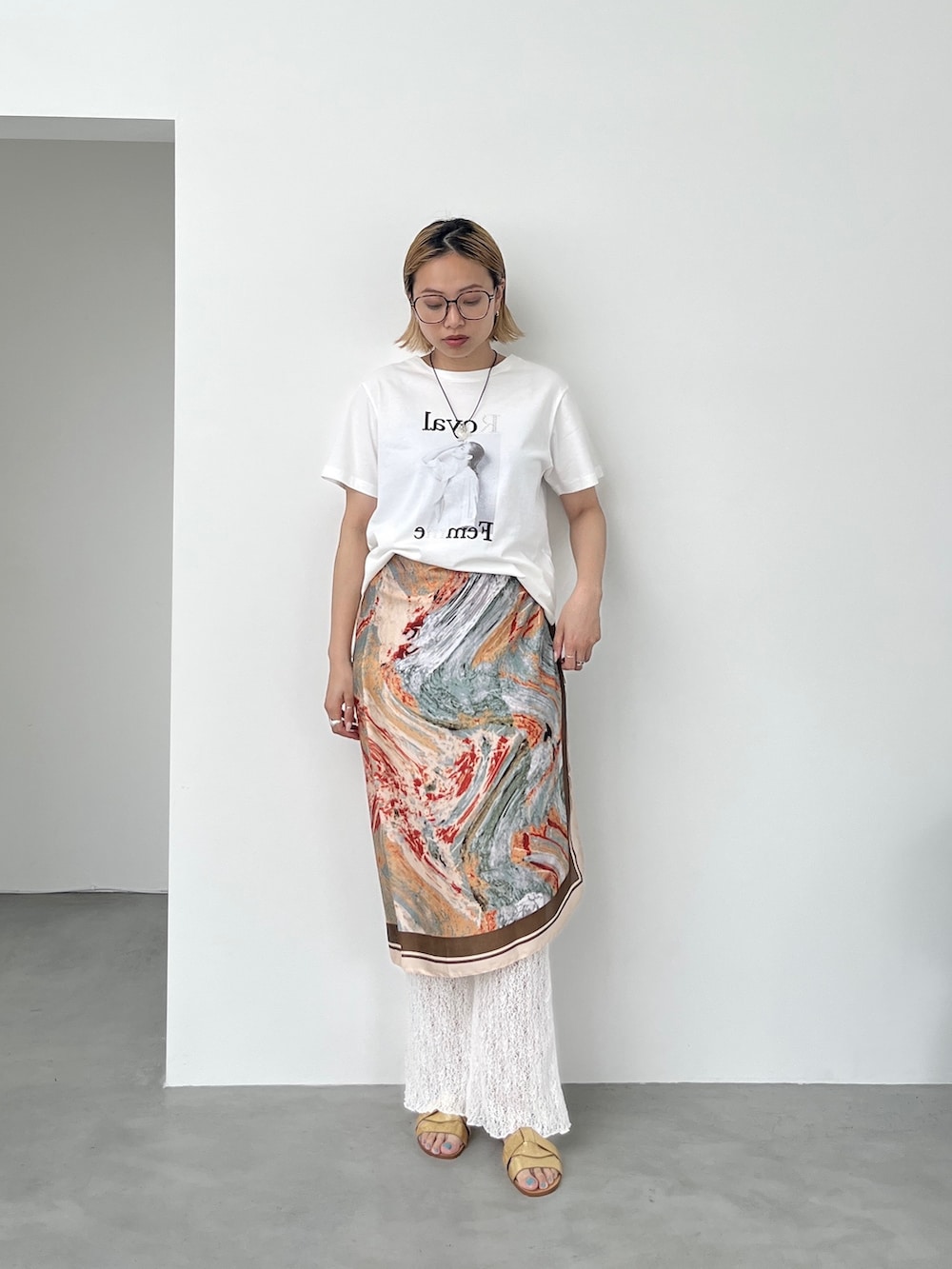 ホワイト系のTシャツ/カットソー、ホワイト系のネックレスを着用したレディースの夏コーディネートの2枚目の写真